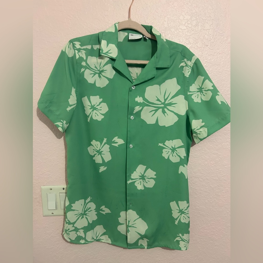 Men’s size small button up Hawaiian shirt.